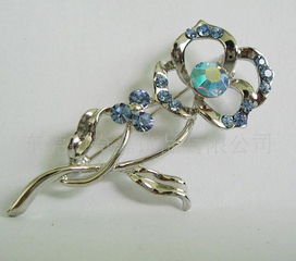 精致胸針選購指南 圣誕樹、樹葉、花型與彩鉆胸針全解析